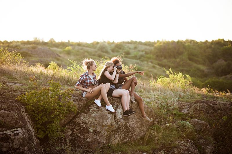 Girls smiling sitting rock enjoying view canyonredim